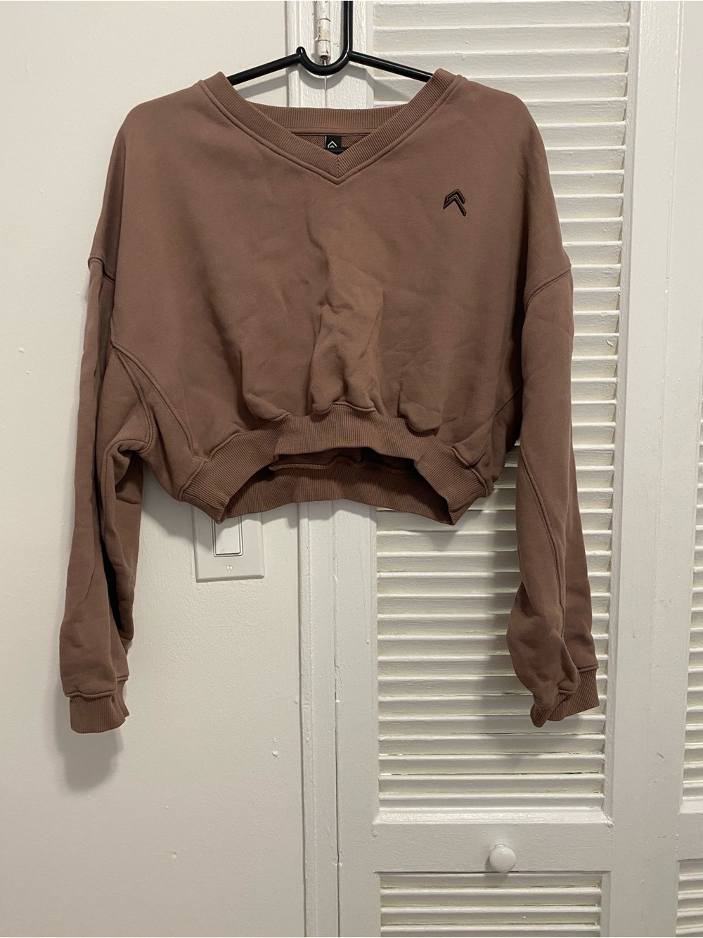 Cropped V-Neck Sweatshirt in Dusty Brown